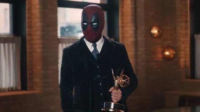 O Ryan Reynolds λαμβάνει Emmy με στολή deadpool