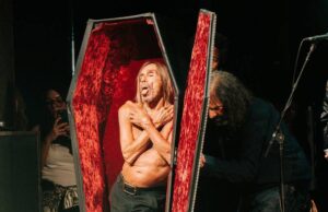 Coachella 2026: Το show του Iggy Pop & το φέρετρο στη σκηνή Coachella_ -iggy pop