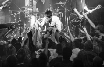 Suede: Το ταξίδι στο χρόνο | Blast from the past από το 1993 Suede perform at Manchester Deaf Institute