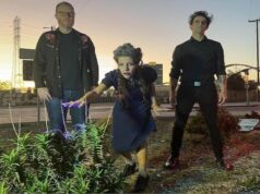 BLACK MARKET HEART: βγήκε το «What Happens in the Dark» back market heart band photo