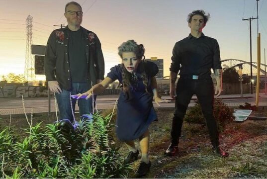 BLACK MARKET HEART: βγήκε το «What Happens in the Dark» back market heart band photo