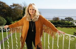 Bonnie Tyler: Σε τεχνητό κώμα μετά από χειρουργική επέμβαση Bonnie Tyler